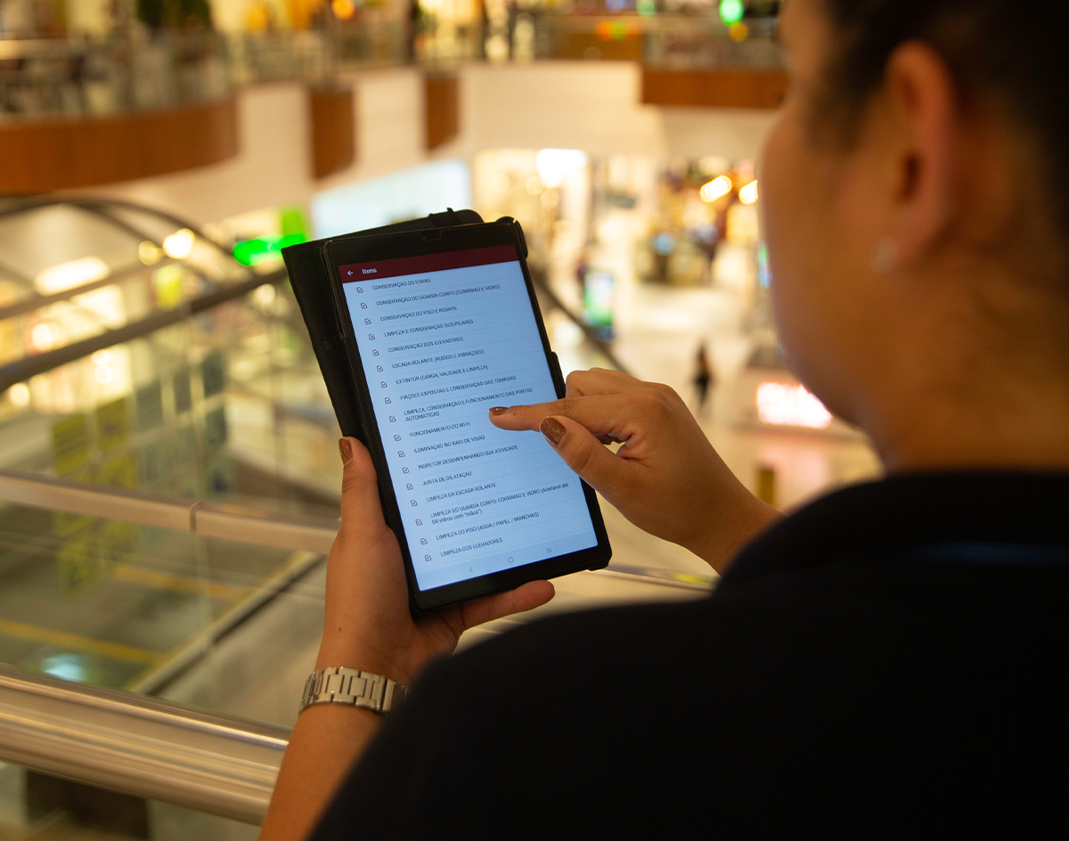 Pessoa colaboradora em Avaliação de Qualidade de shopping do Grupo JCPM. Foto: Heudes Regis.