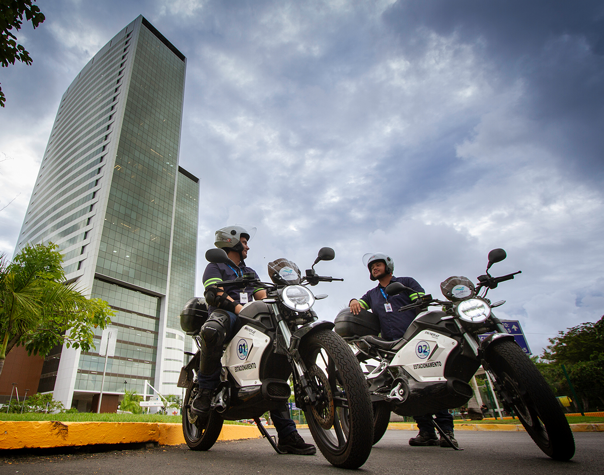 Equipe de estacionamento utilizando motos elétricas. Foto: Heudes Regis.