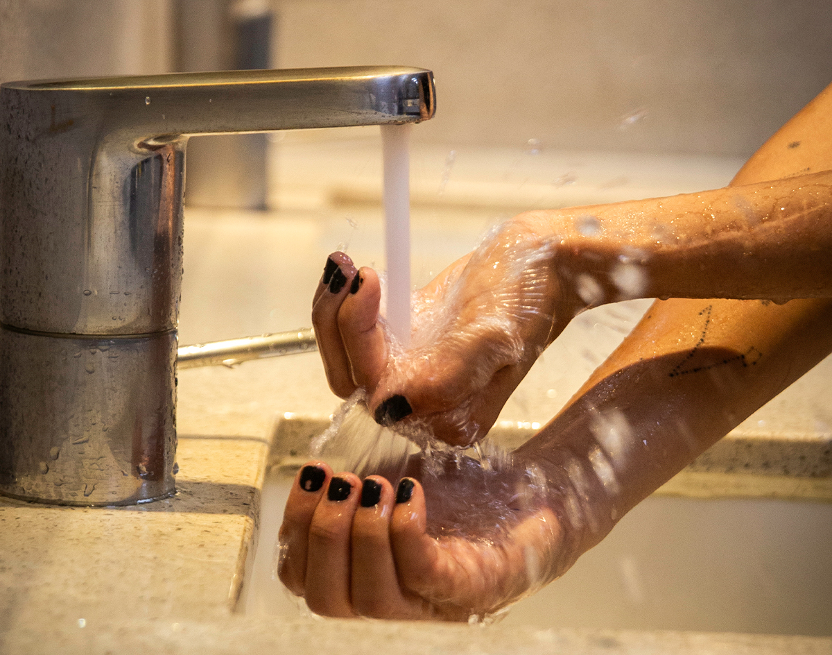 Torneiras de acionamento automático. Foto: Heudes Regis.