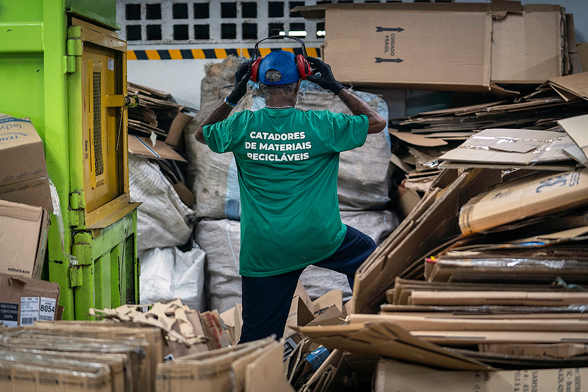 Pessoa cooperada em Central de Reciclagem de shopping do Grupo JCPM. Foto: Heudes Regis.