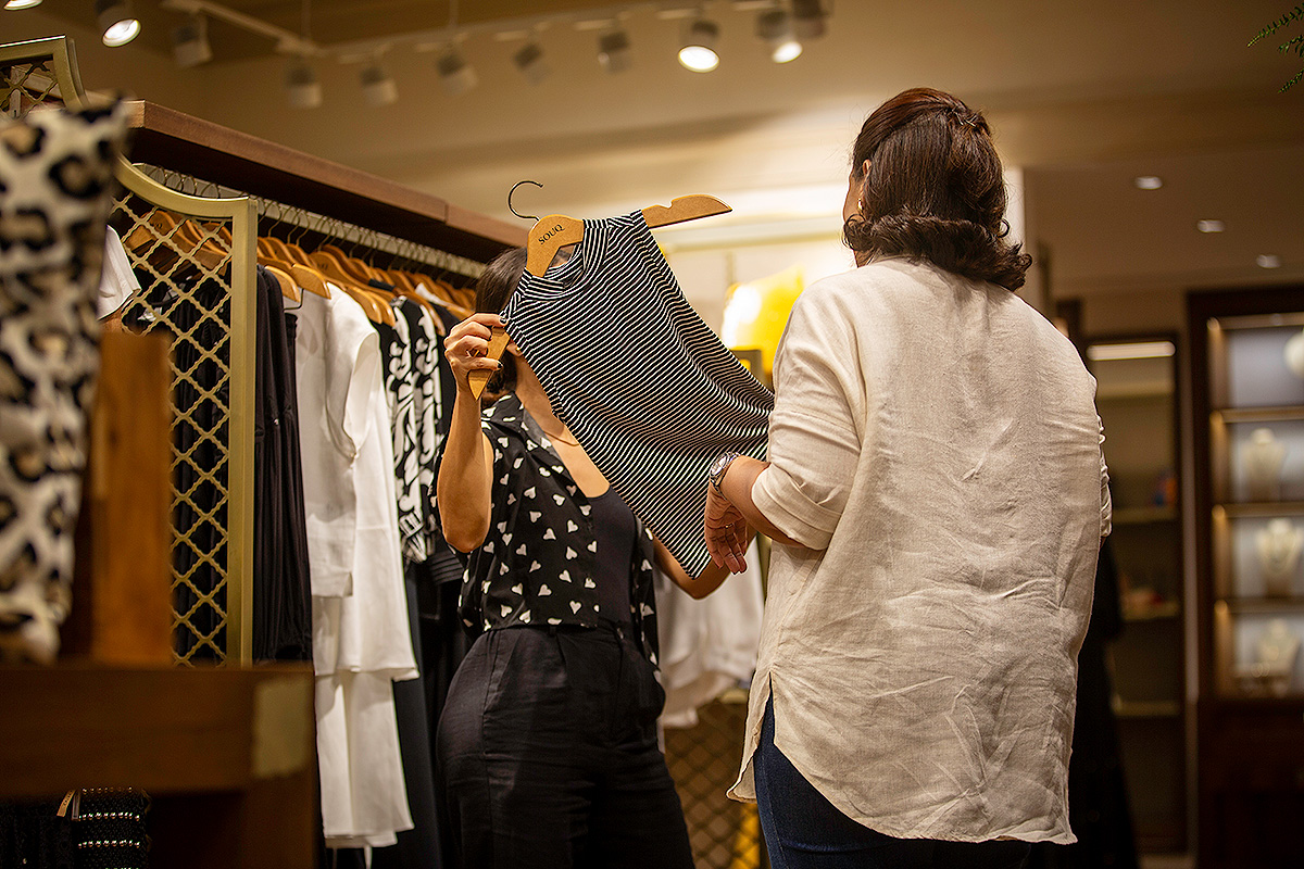 Pessoa em momento de compras em shopping do Grupo JCPM. Foto: Heudes Regis.